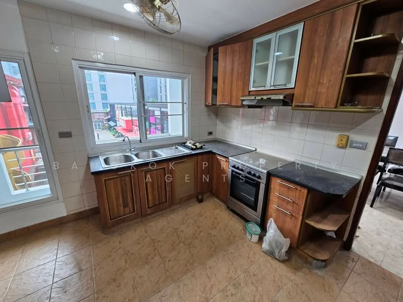 JJ Mansion, Bangkok, 24 Soi Sukhumvit 11, Khlongtoei Nua, Watthana, Bangkok, 3 Bedrooms, 200 sqm, Condo For Rent, by BANGKOK PROPERTY AGENTS, 500363569 - DDproperty.com
