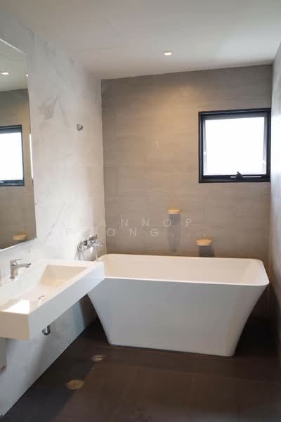Lily House Mansion, Bangkok, 209 Soi Sukhumvit 31, Khlong Tan Nua, Watthana, Bangkok, 3 Bedrooms, 300 sqm, Apartment For Rent, by Sannop Phongpraphan, 500363717 - DDproperty.com