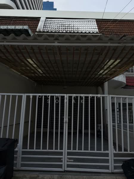 2-BR Townhouse, Bangkok, Khlong Toei, Khlong Toei, Bangkok, 2 Bedrooms, 80 sqm, Townhouse For Rent, by Boonraksa Sopak, 500364675 - DDproperty.com