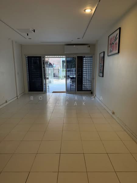 2-BR Townhouse, Bangkok, Khlong Toei, Khlong Toei, Bangkok, 2 Bedrooms, 80 sqm, Townhouse For Rent, by Boonraksa Sopak, 500364675 - DDproperty.com