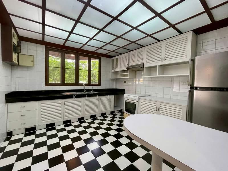 Detached house with green garden in Ploenchit Ruamrudee ( SPSEVE1995 ), Bangkok, เพลินจิต ร่วมฤดี, Lumphini, Pathum Wan, Bangkok, 2 Bedrooms, 220 sqm, Single Detached House For Rent, by Khun Eve, 500365183 - DDproperty.com