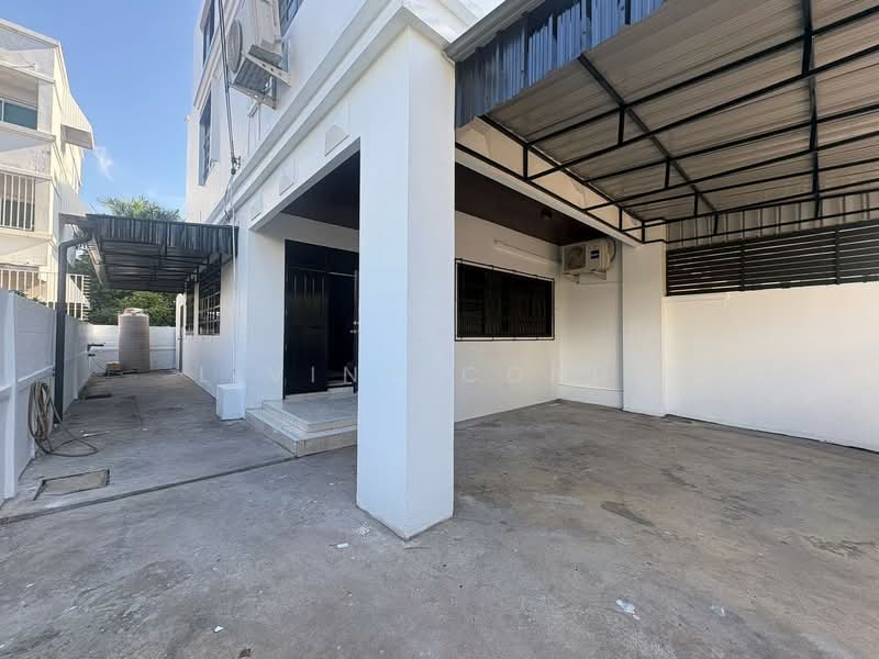 ทาวน์โฮม รัชดานิเวศน์ แยก 4 ห้วยขวาง, Bangkok, Samsen Nok, Huai Khwang, Bangkok, 5 Bedrooms, 400 sqm, Townhouse For Rent, by Living Condo, 500365652 - DDproperty.com
