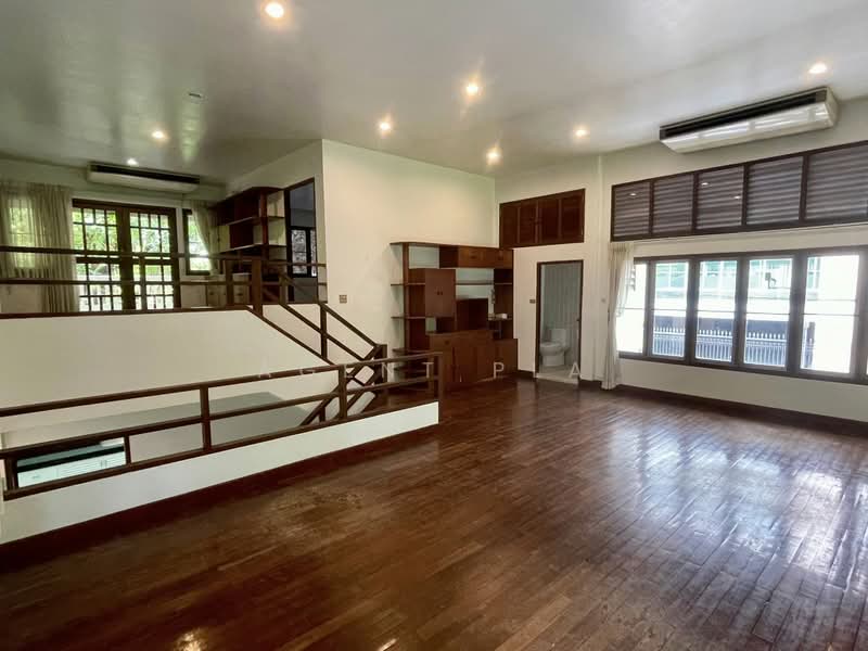Detached house for rent with large garden in Ruamrudee area, near BTS Phloen Chit (SPSAD4042), Bangkok, Lumphini, Pathum Wan, Bangkok, 2 Bedrooms, 220 sqm, Single Detached House For Rent, by Agent Pla, 500365874 - DDproperty.com