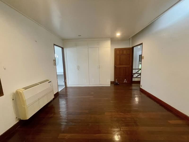 Detached house for rent with large garden in Ruamrudee area, near BTS Phloen Chit (SPSAD4042), Bangkok, Lumphini, Pathum Wan, Bangkok, 2 Bedrooms, 220 sqm, Single Detached House For Rent, by Agent Pla, 500365874 - DDproperty.com