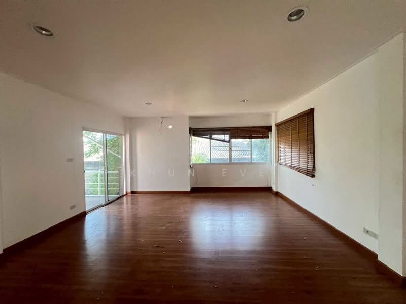 Detached house for rent in Thonlor suitable for business cafe, office studio, bakery restaurant ( S, Bangkok, สุขุมวิท 55, Phra Kanong, Khlong Toei, Bangkok, 4 Bedrooms, 288 sqm, Single Detached House For Rent, by Khun Eve, 500366166 - DDproperty.com