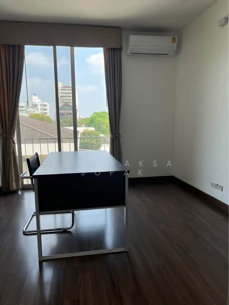 Baan Rom Yen Ekkamai 2, Bangkok, 9 Ekkamai 2 Alley, Lane 1, Phra Kanong Nua, Watthana, Bangkok, 2 Bedrooms, 210 sqm, Apartment For Rent, by Boonraksa Sopak, 500366604 - DDproperty.com