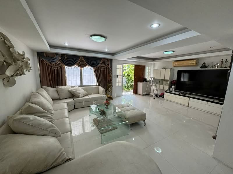 5-BR Townhouse, Bangkok, Silom, Bang Rak, Bangkok, 5 Bedrooms, 272 sqm, Townhouse For Sale, by Pasupit Ditbanjong, 500367106 - DDproperty.com