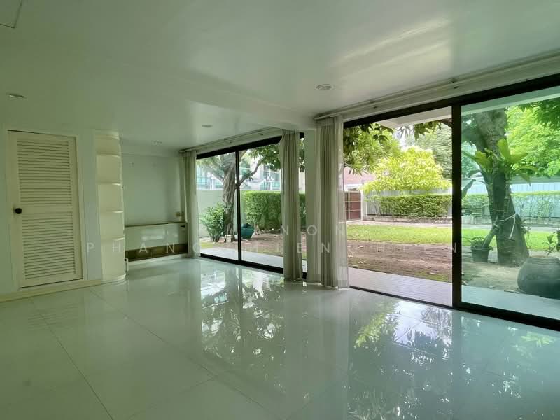 Rare Garden House in Ruamrudee, Bangkok, ร่วมฤดี, Lumphini, Pathum Wan, Bangkok, 2 Bedrooms, 220 sqm, Single Detached House For Rent, by Chanon Phangchienghien, 500367546 - DDproperty.com