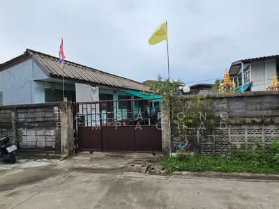 ขาย - ขายด่วน ที่ดินแปลงมุมติดถนนซอย พร้อมบ้านครึ่งปูนครึ่งไม้ และห้องเช่า 8 ห้อง ซอยรามอินทรา 47, กรุงเทพ