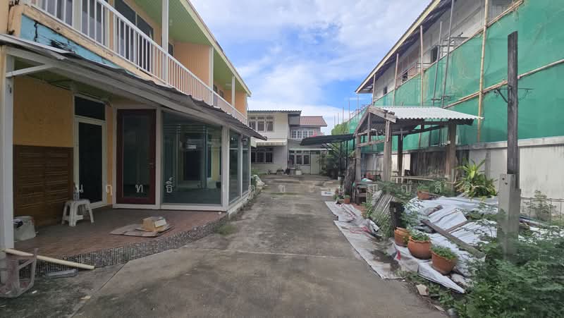 House with Land for Sale 196 Sq.w. Inthamara 38 Sutthisan - Ratchada, Bangkok, Huai Khwang, Huai Khwang, Bangkok, 8 Bedrooms, 600 sqm, Single Detached House For Sale, by Nharith Nharith, 500367774 - DDproperty.com