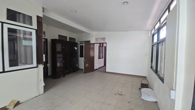 House with Land for Sale 196 Sq.w. Inthamara 38 Sutthisan - Ratchada, Bangkok, Huai Khwang, Huai Khwang, Bangkok, 8 Bedrooms, 600 sqm, Single Detached House For Sale, by Nharith Nharith, 500367774 - DDproperty.com