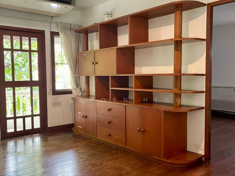 For rent: Standalone House with Private Garden in the Heart of Ploenchit, Bangkok, Lumphini, Pathum Wan, Bangkok, 2 Bedrooms, 220 sqm, Single Detached House For Rent, by Bulakorn Heng, 500367918 - DDproperty.com