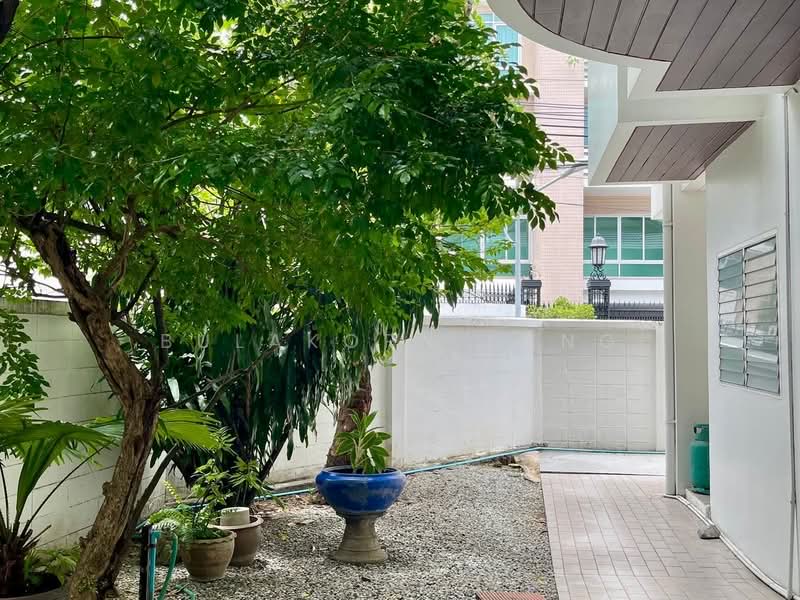 For rent: Standalone House with Private Garden in the Heart of Ploenchit, Bangkok, Lumphini, Pathum Wan, Bangkok, 2 Bedrooms, 220 sqm, Single Detached House For Rent, by Bulakorn Heng, 500367918 - DDproperty.com