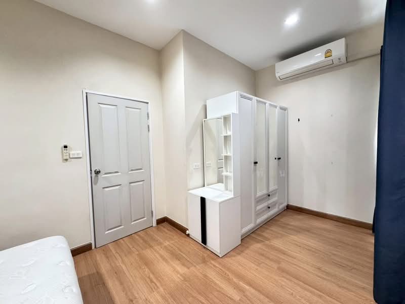 Golden Town 2 Onnut-Ladkrabang, Bangkok, Soi Prachathorn, Lat Krabang, Lat Krabang, Bangkok, 4 Bedrooms, 128 sqm, Townhouse For Rent, by ณัฐวิชย์ จุลพันธ์, 500368324 - DDproperty.com
