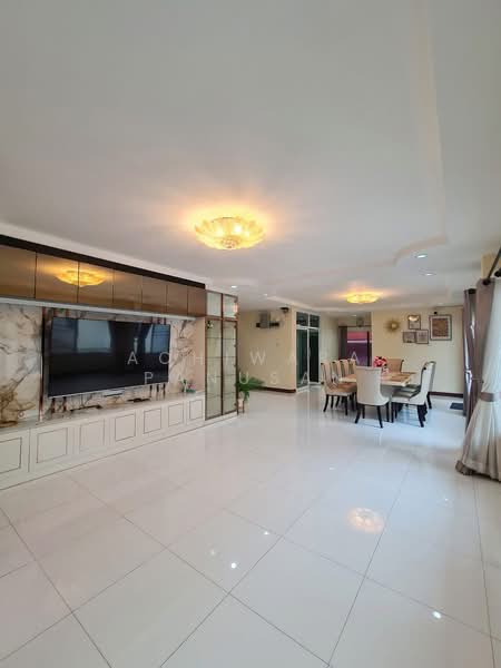 Detached house in Ratchadaphisek, Huai Khwang, near MRT Sutthisan., Bangkok, รัชดาภิเษก, Huai Khwang, Huai Khwang, Bangkok, 7 Bedrooms, 512 sqm, Single Detached House For Rent, by Achiwara Panusan, 500368349 - DDproperty.com