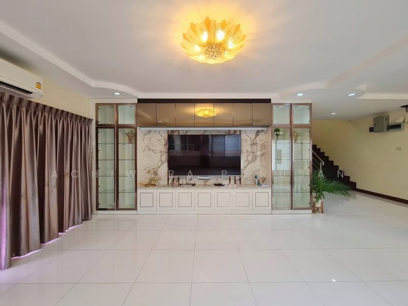 Detached house in Ratchadaphisek, Huai Khwang, near MRT Sutthisan., Bangkok, รัชดาภิเษก, Huai Khwang, Huai Khwang, Bangkok, 7 Bedrooms, 512 sqm, Single Detached House For Rent, by Achiwara Panusan, 500368349 - DDproperty.com