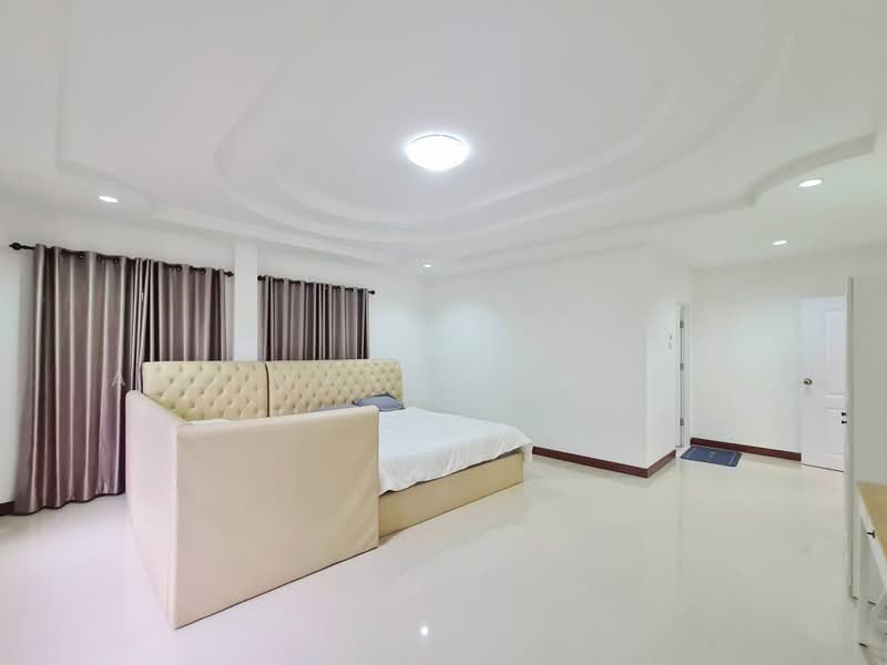 Detached house in Ratchadaphisek, Huai Khwang, near MRT Sutthisan., Bangkok, รัชดาภิเษก, Huai Khwang, Huai Khwang, Bangkok, 7 Bedrooms, 512 sqm, Single Detached House For Rent, by Achiwara Panusan, 500368349 - DDproperty.com
