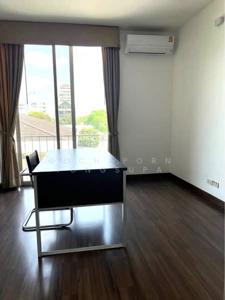 Baan Rom Yen Ekkamai 2, Bangkok, 9 Ekkamai 2 Alley, Lane 1, Phra Kanong Nua, Watthana, Bangkok, 3 Bedrooms, 210 sqm, Condo For Rent, by Gochaporn Fongsupa, 500368890 - DDproperty.com