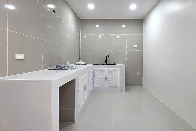 ทาวน์โฮมรีโนเวทใหม่ 2 ห้องนอน หนองป่าครั่ง ใกล้ รพ.กรุงเทพ เชียงใหม่, เชียงใหม่, หนองป่าครั่ง, เมืองเชียงใหม่, เชียงใหม่, 92 ตร.ม., ทาวน์เฮ้าส์ ขาย, โดย Fazwaz (Thailand) Co., Ltd., 500369061 - DDproperty.com