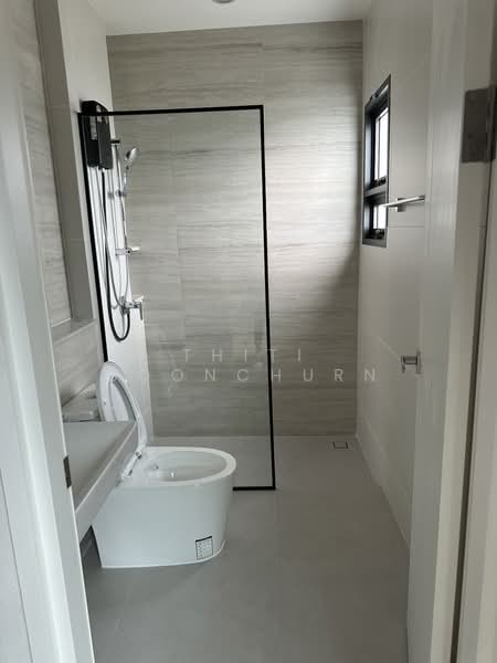 Baan Ninya Krungthepkreetha-Motorway, Bangkok, Khlong Song Ton Nun, Lat Krabang, Bangkok, 4 Bedrooms, 300 sqm, Single Detached House For Rent, by Thiti Boonchurn, 500369766 - DDproperty.com