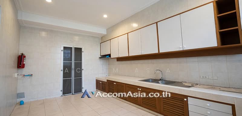 Garden, Private Swimming Pool Thai-style family home with pool and greenery in tranquil setting, Bangkok, Khlong Tan Nua, Watthana, Bangkok, 5 Bedrooms, 300 sqm, Single Detached House For Rent, by Accom Asia, 500370327 - DDproperty.com