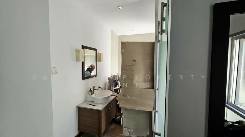 Baan Rom Yen Ekkamai 2, Bangkok, 9 Ekkamai 2 Alley, Lane 1, Phra Kanong Nua, Watthana, Bangkok, 3 Bedrooms, 220 sqm, Condo For Rent, by BANGKOK PROPERTY AGENTS, 500370679 - DDproperty.com