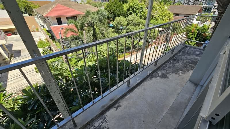 Baan Rom Yen Ekkamai 2, Bangkok, 9 Ekkamai 2 Alley, Lane 1, Phra Kanong Nua, Watthana, Bangkok, 3 Bedrooms, 220 sqm, Condo For Rent, by BANGKOK PROPERTY AGENTS, 500370679 - DDproperty.com