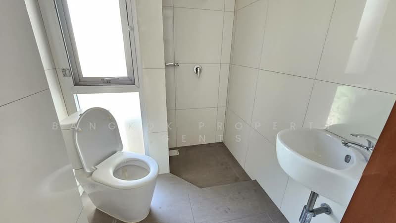 Baan Rom Yen Ekkamai 2, Bangkok, 9 Ekkamai 2 Alley, Lane 1, Phra Kanong Nua, Watthana, Bangkok, 3 Bedrooms, 220 sqm, Condo For Rent, by BANGKOK PROPERTY AGENTS, 500370679 - DDproperty.com