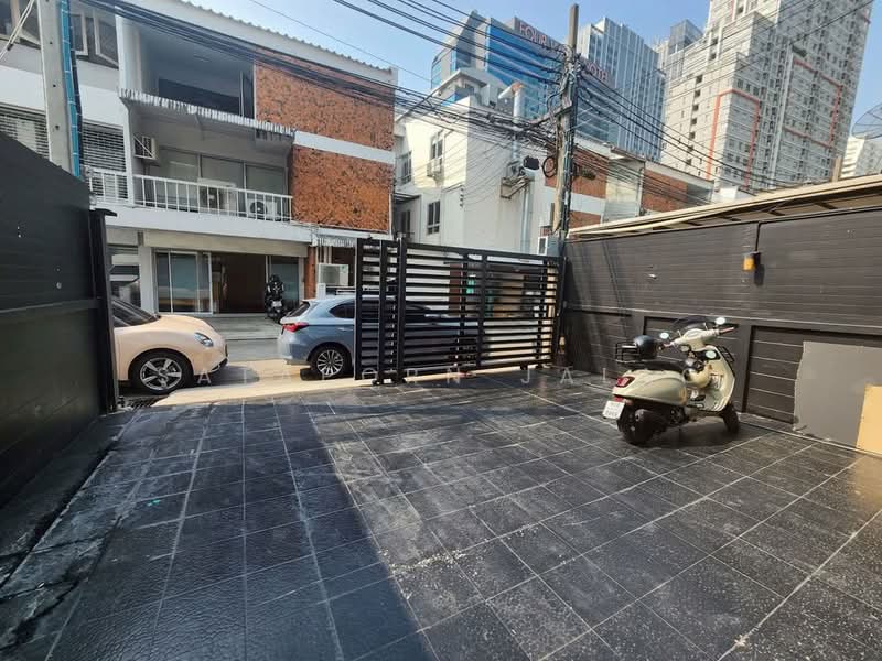 undefined, Bangkok, Praborommaharatchawang, Phra Nakhon, Bangkok, 4 Bedrooms, 250 sqm, Single Detached House For Rent, by Sataporn Jalao, 500370696 - DDproperty.com