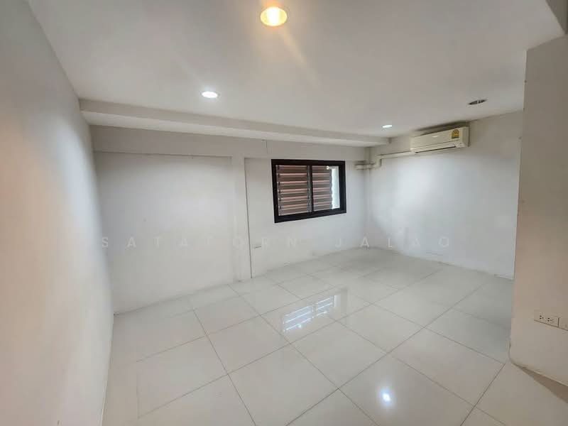 undefined, Bangkok, Praborommaharatchawang, Phra Nakhon, Bangkok, 4 Bedrooms, 250 sqm, Single Detached House For Rent, by Sataporn Jalao, 500370696 - DDproperty.com