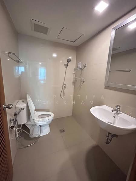 Royal Castle Sukhumvit, Bangkok, 30 Soi Sukhumvit 39, Khlongtoei Nua, Watthana, Bangkok, 3 Bedrooms, 160 sqm, Condo For Rent, by Chirattiya Lakkham, 500370858 - DDproperty.com