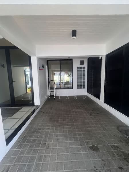 Rare 4BR Townhouse in Sukhumvit 49 with 6-Car Parking Near Samitivej, Bangkok, Khlong Tan Nua, Watthana, Bangkok, 4 Bedrooms, 230 sqm, Townhouse For Sale, by Fazwaz (Thailand) Co., Ltd., 500370877 - DDproperty.com