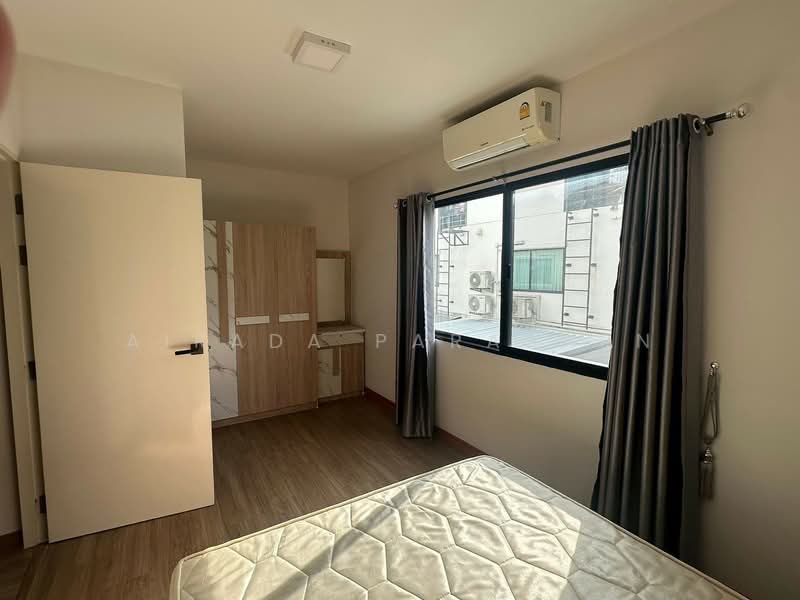 Baan Klang Muang Srinakarin – Onnut, Bangkok, 174 Soi On Nut 70/1, Prawet, Bangkok, 3 Bedrooms, 141 sqm, Townhouse For Sale, by Airada Parasarn, 500370887 - DDproperty.com