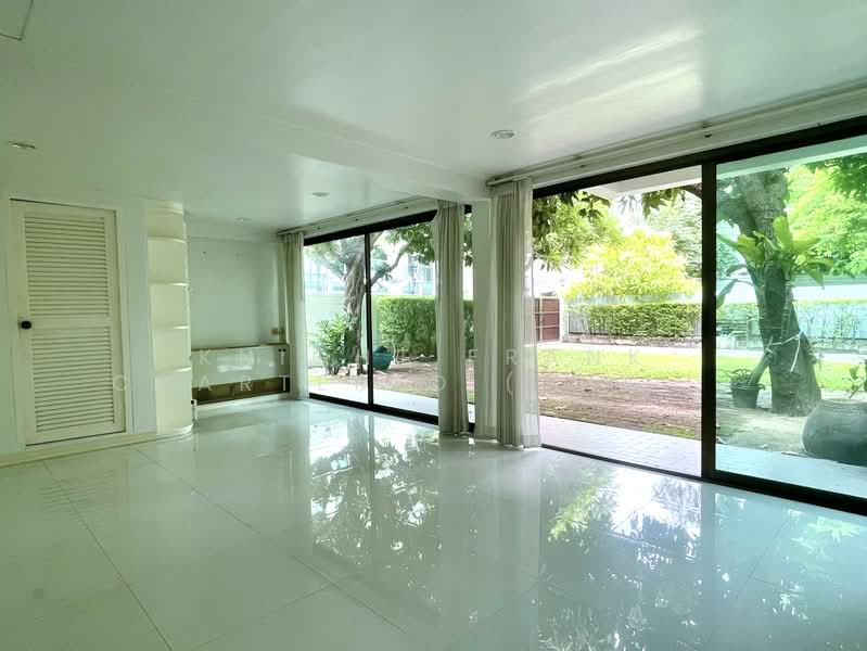 House in Soi Ruamrudee, Bangkok, Lumphini, Pathum Wan, Bangkok, 2 Bedrooms, 220 sqm, Single Detached House For Rent, by Knight Frank Chartered (Thailand) Co.,Ltd, 500371133 - DDproperty.com