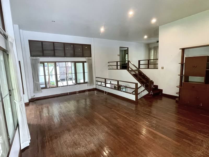 House in Soi Ruamrudee, Bangkok, Lumphini, Pathum Wan, Bangkok, 2 Bedrooms, 220 sqm, Single Detached House For Rent, by Knight Frank Chartered (Thailand) Co.,Ltd, 500371133 - DDproperty.com