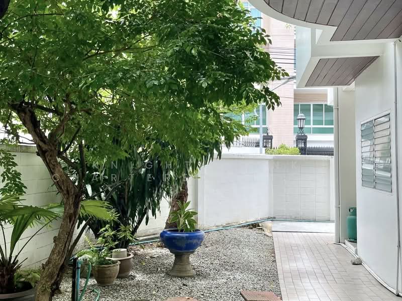 House in Soi Ruamrudee, Bangkok, Lumphini, Pathum Wan, Bangkok, 2 Bedrooms, 220 sqm, Single Detached House For Rent, by Knight Frank Chartered (Thailand) Co.,Ltd, 500371133 - DDproperty.com