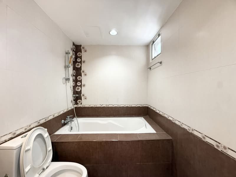 D.S. Tower 1 Sukhumvit 33, Bangkok, Soi Phrom Chit, Khlong Tan Nua, Watthana, Bangkok, 3 Bedrooms, 236 sqm, Condo For Rent, by The Luxe Group, 500371188 - DDproperty.com