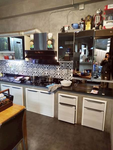 Two adjoining townhouses 66 sq.wa 4 Beds 4 Baths Soi Kamphaeng Phet 6, Laksi, Bangkok, กำแพงเพชร 6, Thung Song Hong, Lak Si, Bangkok, 4 Bedrooms, 300 sqm, Townhouse For Sale, by Sirithong Saetang, 500371270 - DDproperty.com