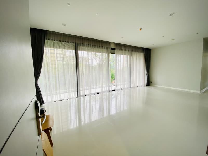 Vittorio 39, Bangkok, 8 Sukhumvit, Khlong Tan Nua, Watthana, Bangkok, 2 Bedrooms, 142 sqm, Condo For Sale, by Simon Decalf, 500371286 - DDproperty.com