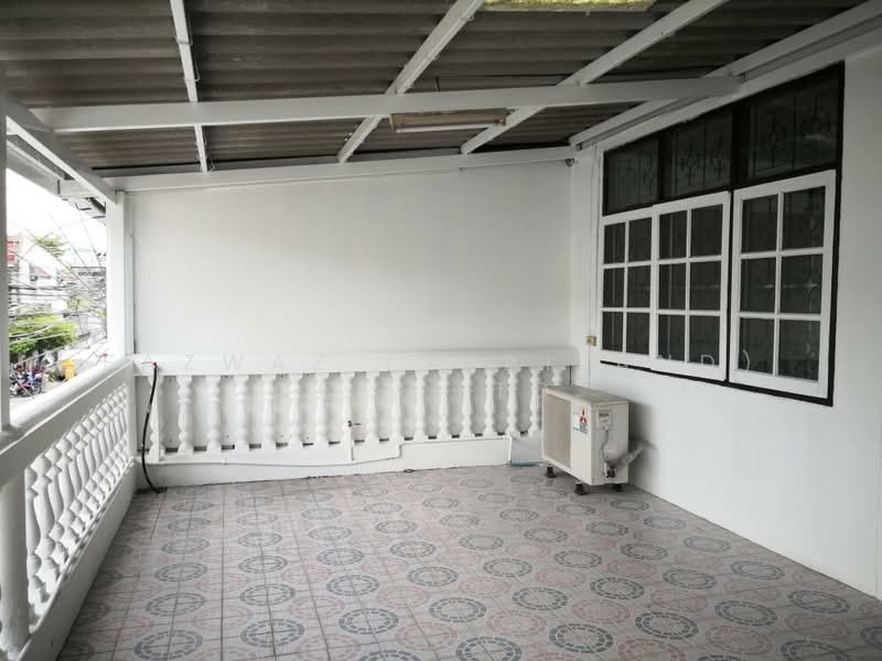 Spacious 3BR Townhouse for Rent at Yu Charoen Sutthisan Din Daeng, Bangkok, Din Daeng, Din Daeng, Bangkok, 3 Bedrooms, 216 sqm, Townhouse For Rent, by Fazwaz (Thailand) Co., Ltd., 500371299 - DDproperty.com