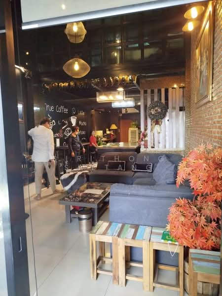 ขายอาคารพาณิชย์ ตึก 4 ชั้น โชคชัย 4 เขตลาดพร้าว รถไฟฟ้าสีเหลือง สถานีโชคชัย 4 อยู่หน้าปากซอย, กรุงเทพ, โชคชัย 4, ลาดพร้าว, กรุงเทพ, 224 ตร.ม., ตึกแถว-อาคารพาณิชย์ ขาย, โดย Sirithong Saetang, 500371841 - DDproperty.com