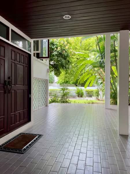 For Rent: Detached House with 4 Parking Spaces in Ruamrudee Area, Near BTS Phloen Chit (SPSSR266), Bangkok, ซอยร่วมฤดี, Lumphini, Pathum Wan, Bangkok, 2 Bedrooms, 220 sqm, Single Detached House For Rent, by Khun Poon, 500371844 - DDproperty.com
