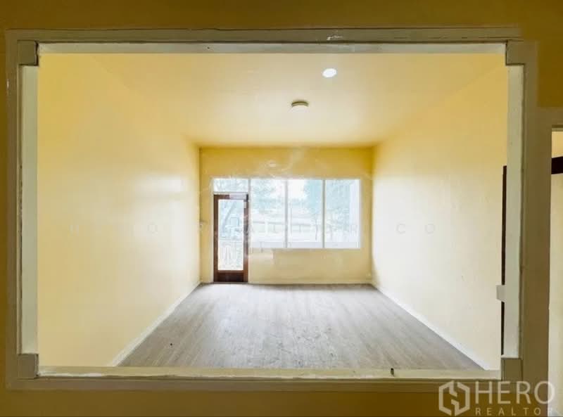 For Rent Shophouse 300 sq.m. in Si Yaek Maha Nak, Dusit, Bangkok HRE00963, Bangkok, Si Yaek Mahanak, Dusit, Bangkok, , 300 sqm, Shophouse For Rent, by Hero Realtor Co., Ltd., 500372183 - DDproperty.com