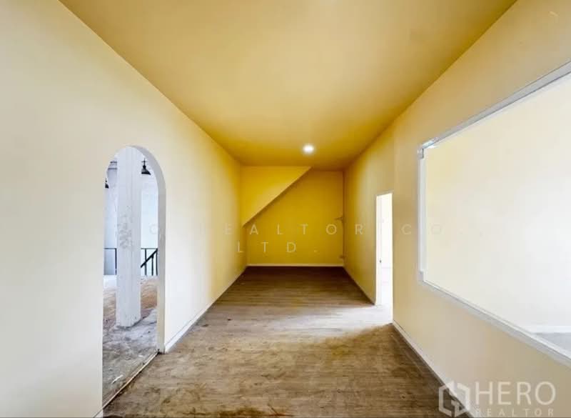 For Rent Shophouse 300 sq.m. in Si Yaek Maha Nak, Dusit, Bangkok HRE00963, Bangkok, Si Yaek Mahanak, Dusit, Bangkok, , 300 sqm, Shophouse For Rent, by Hero Realtor Co., Ltd., 500372183 - DDproperty.com