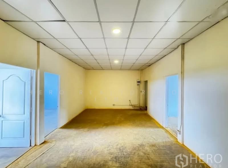 For Rent Shophouse 300 sq.m. in Si Yaek Maha Nak, Dusit, Bangkok HRE00963, Bangkok, Si Yaek Mahanak, Dusit, Bangkok, , 300 sqm, Shophouse For Rent, by Hero Realtor Co., Ltd., 500372183 - DDproperty.com
