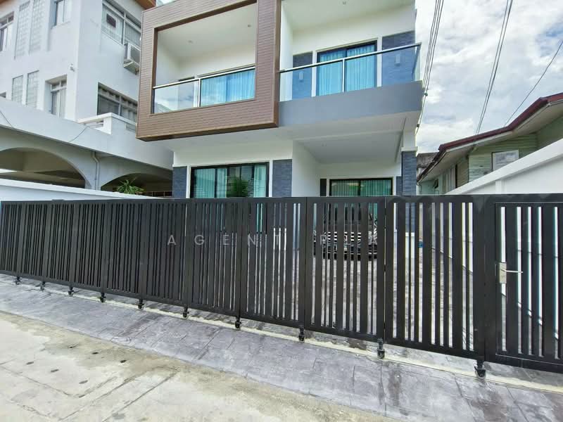 For Rent: 3-Story Detached House, Sukhumvit 65 (Ekkamai), near BTS Ekkamai (SPSAD4048), Bangkok, Phra Kanong Nua, Watthana, Bangkok, 4 Bedrooms, 330 sqm, Single Detached House For Rent, by Agent Pla, 500372365 - DDproperty.com