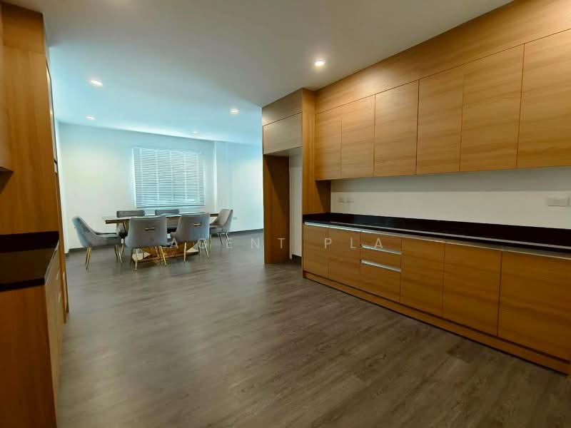 For Rent: 3-Story Detached House, Sukhumvit 65 (Ekkamai), near BTS Ekkamai (SPSAD4048), Bangkok, Phra Kanong Nua, Watthana, Bangkok, 4 Bedrooms, 330 sqm, Single Detached House For Rent, by Agent Pla, 500372365 - DDproperty.com