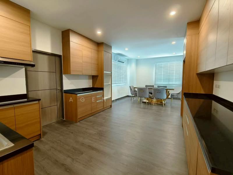 For Rent: 3-Story Detached House, Sukhumvit 65 (Ekkamai), near BTS Ekkamai (SPSAD4048), Bangkok, Phra Kanong Nua, Watthana, Bangkok, 4 Bedrooms, 330 sqm, Single Detached House For Rent, by Agent Pla, 500372365 - DDproperty.com