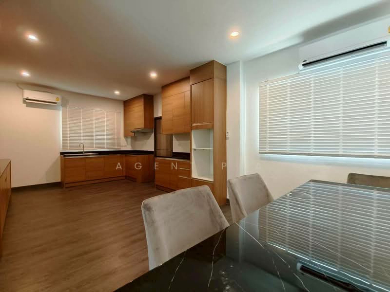 For Rent: 3-Story Detached House, Sukhumvit 65 (Ekkamai), near BTS Ekkamai (SPSAD4048), Bangkok, Phra Kanong Nua, Watthana, Bangkok, 4 Bedrooms, 330 sqm, Single Detached House For Rent, by Agent Pla, 500372365 - DDproperty.com