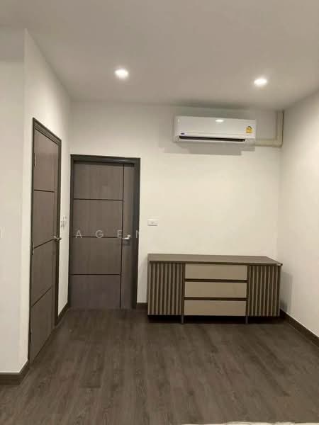 For Rent: 3-Story Detached House, Sukhumvit 65 (Ekkamai), near BTS Ekkamai (SPSAD4048), Bangkok, Phra Kanong Nua, Watthana, Bangkok, 4 Bedrooms, 330 sqm, Single Detached House For Rent, by Agent Pla, 500372365 - DDproperty.com
